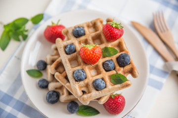 Belgische Waffeln mit frischen Beeren 