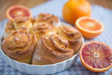 Hefeteilchen mit Orangenglasur 