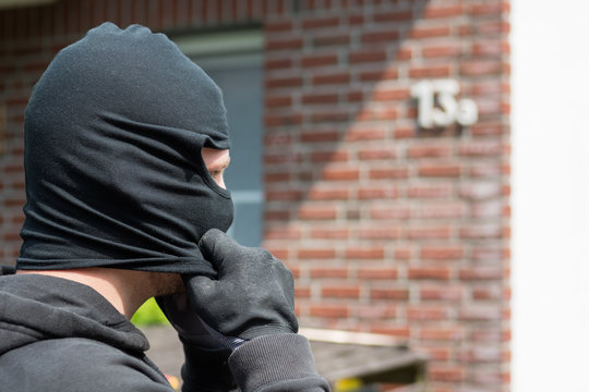 einbrecher vermummt sich
