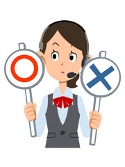 ヘッドセットを装着した制服着用の女性会社員が正解と不正解を考える
