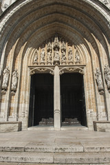 Fototapeta na wymiar Eingangsportal der Kirche 