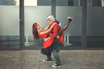 Couple the man and the woman dance.