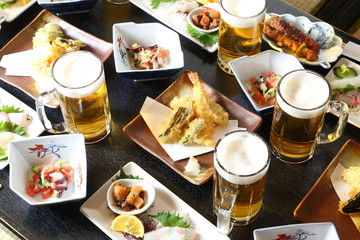 居酒屋の生ビールと料理 © BRAD