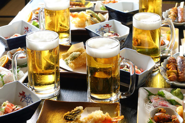 居酒屋の生ビールと料理 © BRAD