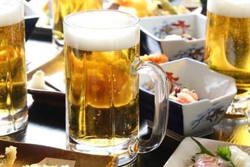 居酒屋の生ビールと料理 © BRAD