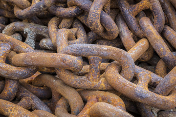 Rostige Eisenketten im Detail