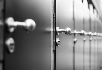 Angereihte Türen, Metalloptik, schwarz weiß