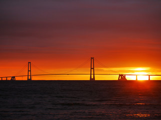 Die Brücke über den Großen Belt im Sonnenuntergang