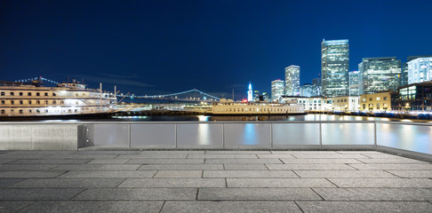 Naklejka premium empty floor with modern buildings near water in san francisco