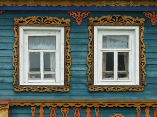 Fenster eines russischen Holzhauses