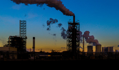 Kohlekraftwerk im Sonnenuntergang