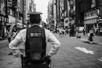 Fototapeta premium Policjant na ulicach Tokio