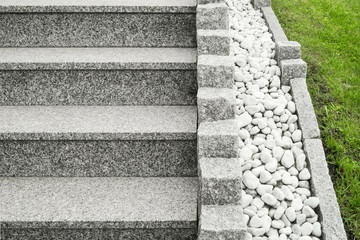 Moderne Außentreppe aus Granit mit Palisaden und Drainage aus großen weißen Kieselsteinen

Modern exterior granite staircase with palisades and drainage of large white pebbles - obrazy, fototapety, plakaty