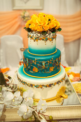 Obraz na płótnie Canvas Amazing wedding cake in blue and yellow colors