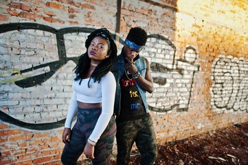 Couple of hip-hop afroamerican on undergraund