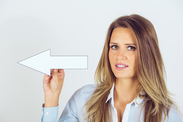 Junge Geschäftsfrau präsentiert Geschäftsentwicklung Positiv / negativ