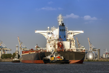 Erzfrachter beim Einlaufen in Hamburg