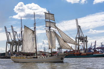 Fototapeta na wymiar Historisches Segelschiff im Hamburger Hafen