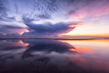 Abwaschbare Fototapete Farbenfrohes dramatisches Sonnenuntergangmeer mit Reflexion © Anna Pakutina