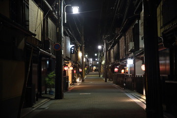 Fototapeta premium Spacer ulicą Gion w Kioto w Japonii nocą