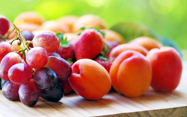 Naklejka na ściany i meble grappes and ripe fruits