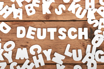 Wort Deutsch in Holzbuchstaben 