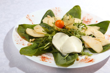 Salad with pears and cheese