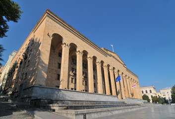 Stary budynek parlamentu gruzińskiego w Tibilisi - obrazy, fototapety, plakaty