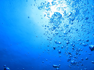 海底から見上げた太陽と泡　沖縄慶良間諸島