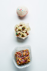 Dolci colorati tipici della Sardegna con sfondo bianco. 