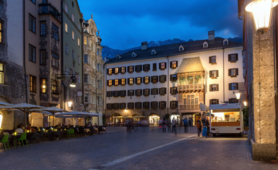 Fototapeta na wymiar Platz am Goldenen Dach in Innsbruck bei Nacht