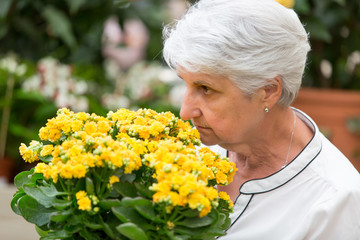 senior choosing flowers