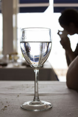 Copa de agua a contraluz