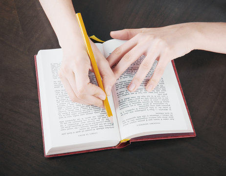 Libro sottolieanto con mani studio