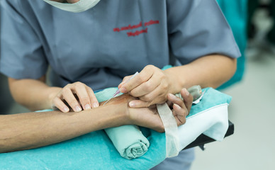 asian anesthesiologist made arterial line