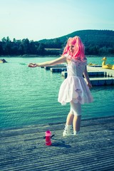 Cosplay Lolita macht Seifenblasen am Schieder See