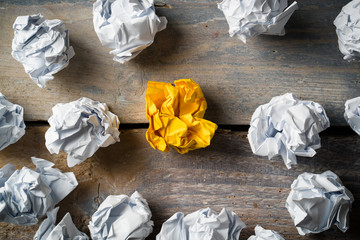 Papierkugeln als Symbol für Ideen