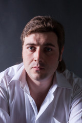 Obraz premium man posing in white shirt on dark background