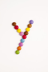 La lettera Y formata da coloratissimi confetti di cioccolato.