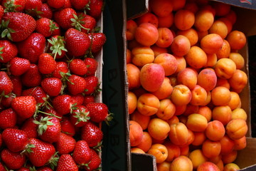 фрукты, клубника, абрикосы.