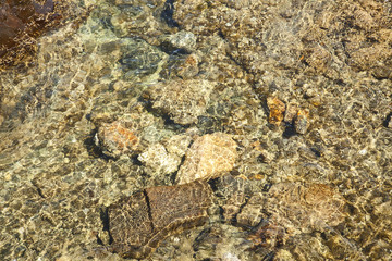 rocas y piedras bajo en la orilla del mar bajo un agua transparente