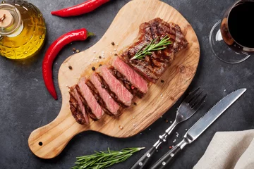 Photo sur Plexiglas Steakhouse Bifteck de contre-filet grillé et vin