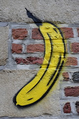graffiti de banane jaune sur un mur de briques rouges