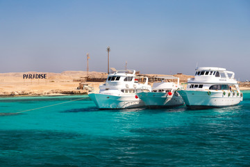 Obraz premium HURGHADA, EGYPT - FEBRUARY 12, 2016: Boats docked at Paradise Island.