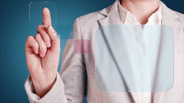 femme active cliquant sur bouton tactile en verre gros plan