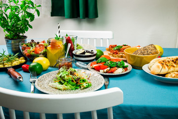 Schön gedeckter Tisch mit leckerem Essen aus einer Luftaufnahme