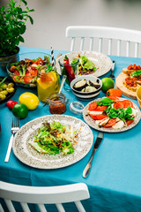 Schön gedeckter Tisch mit leckerem Essen aus einer Luftaufnahme