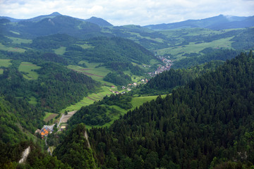 Mountains Pieniny in Slovakia and Poland © luzkovyvagon.cz
