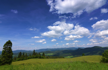 Mountains Pieniny in Slovakia and Poland © luzkovyvagon.cz