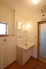 住宅　洗面室　洗面化粧台　ハンドシャワー付　タングステン光